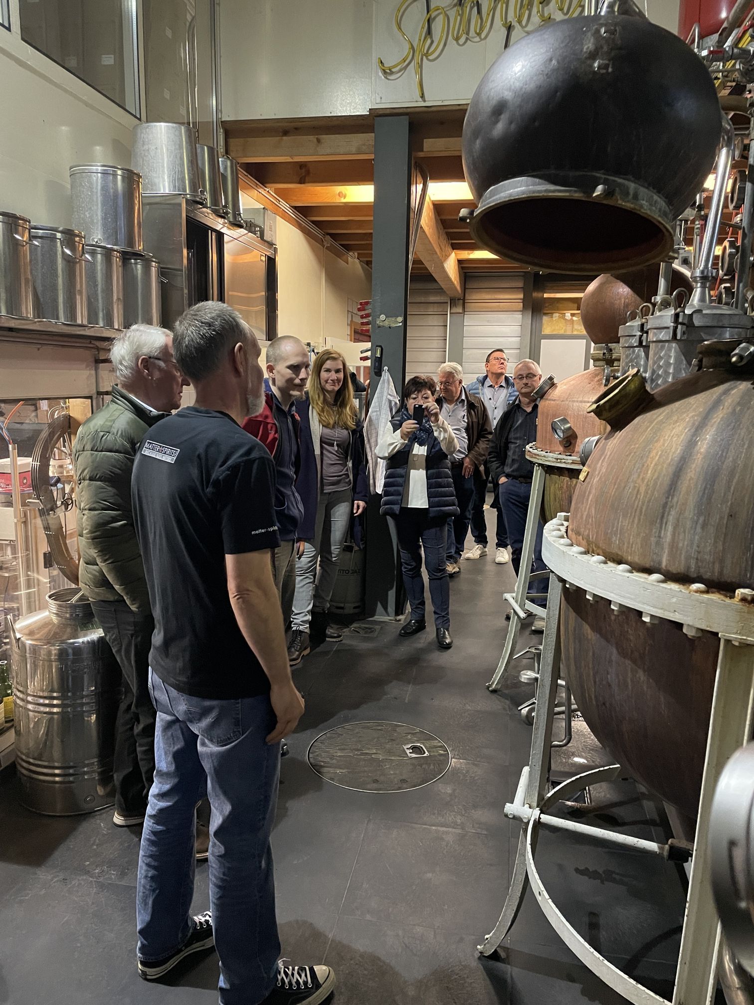 Gruppe Besucher vor Brennhäfen